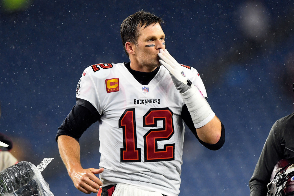 tom-brady-blows-kiss-bucs-pats